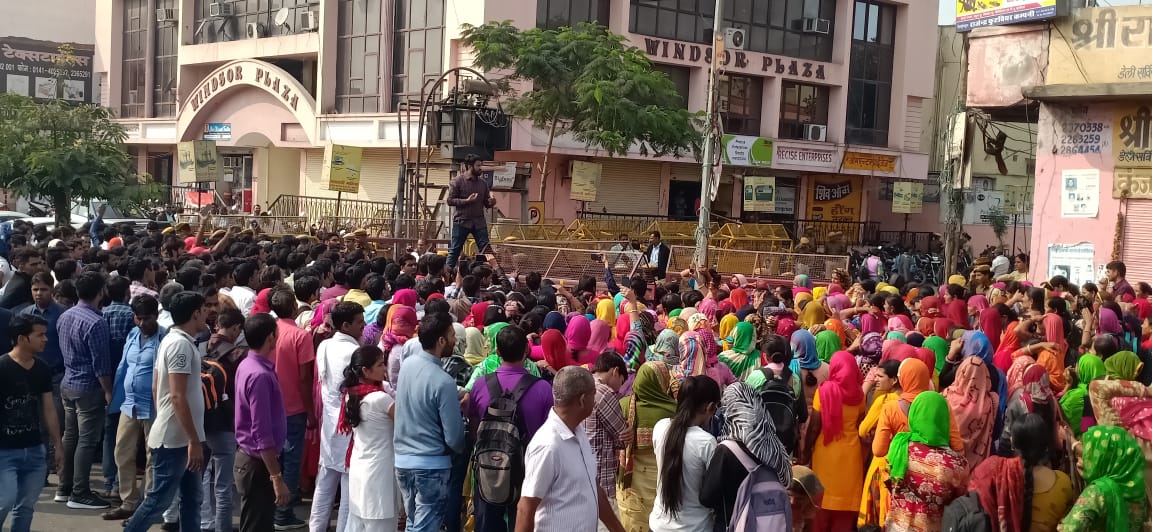 TheUpenYadav's tweet photo. जब मै अलग-अलग भर्तियों के बेरोजगारों की पीड़ा देखता हूं और उनके आंसू देखता हूं
तो मुझे भी दर्द होता है मेरे भी आंसू आते है
 मैं किसी vip या राजनेता का बेटा नहीं हूं 
मैं किसान का बेटा हूं
 सब समझता हूं लेकिन परिस्थितियों के अनुसार चलना पड़ता है और सही समय का इंतजार करना पड़ता है https://t.co/mcD1qxdi0l
