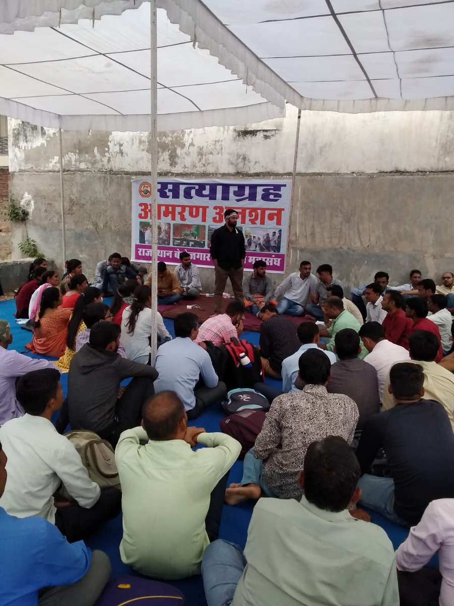 TheUpenYadav's tweet photo. जब मै अलग-अलग भर्तियों के बेरोजगारों की पीड़ा देखता हूं और उनके आंसू देखता हूं
तो मुझे भी दर्द होता है मेरे भी आंसू आते है
 मैं किसी vip या राजनेता का बेटा नहीं हूं 
मैं किसान का बेटा हूं
 सब समझता हूं लेकिन परिस्थितियों के अनुसार चलना पड़ता है और सही समय का इंतजार करना पड़ता है https://t.co/mcD1qxdi0l