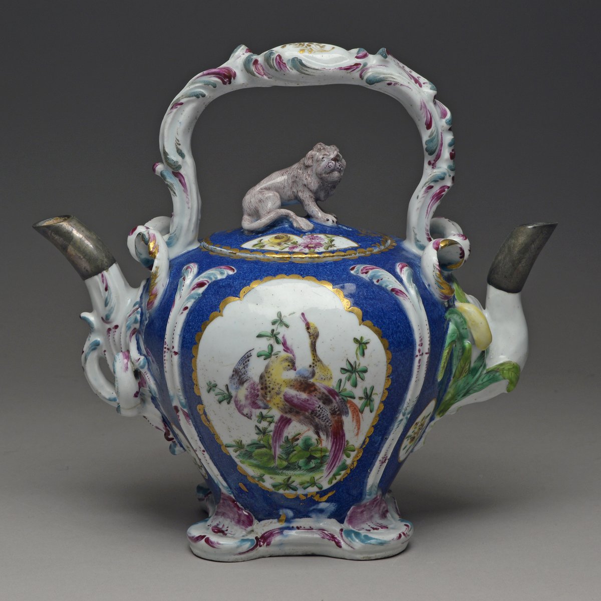 britishmuseum's tweet photo. Time for some afternoon tea ☕

This double-spouted teapot has a partition down the middle of the body.

It was designed so you can serve two different kinds of tea at once, keeping your guests happy whatever their preference https://t.co/zsxVaUDGzZ https://t.co/JzCGiwnzsj