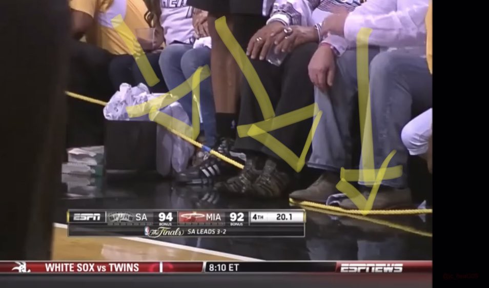 13/ The outcome seems so certain that NBA staff cart the championship trophy out to the court and set up yellow rope to block off the area in preparation for a "celebration". According to Allen, "the yellow rope pissed me off."