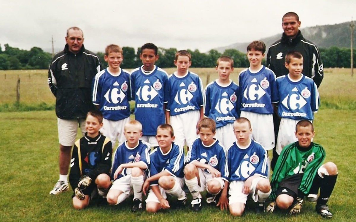 Growing up in France, the first club Aubameyang played for was ASL L’Huisserie which is located in his hometown of Laval. He moved teams quite often in the French youth system playing for OGC Nizza, Stade Laval, and FC Rouen.(Back row, second from left)