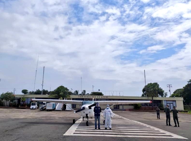 inac_ve's tweet photo. #2Ago || Bajo rigurosos protocolos de protección, el @VenezuelaCiac conitúa al frente de la batalla contra el Covid-19, en esta oportunidad trasladando muestras biomédicas desde Apure.

#AtencionYSaludParaTodos https://t.co/9GSTG0oNm7