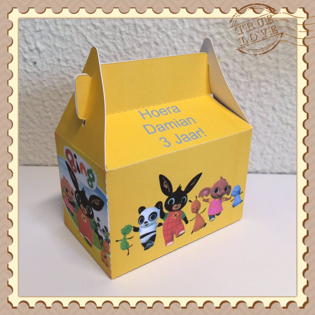 Toch maar even een uurtje achter de pc voor een nieuwe Bing traktatie doosje, leverbaar in diverse kleuren, afbeeldingen, en tekst!
Vraag naar de mogelijkheden via Facebook, Mail, Instagram of Twitter.