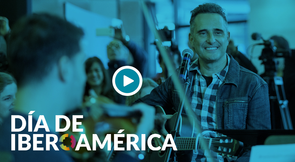 SEGIBdigital's tweet photo. El primer #DíadeIberoamérica llegó en un momento muy difícil, pero la música de @DrexlerJorge y #LaVirtual lo transformó en esperanza y consuelo para encontrar una luz compartida “Al otro lado del Río”: #TuLuzAlOtroLado ➡️ https://t.co/7UXNhPNjT7
#SomosIberoamérica https://t.co/I6zV5ZEYbK