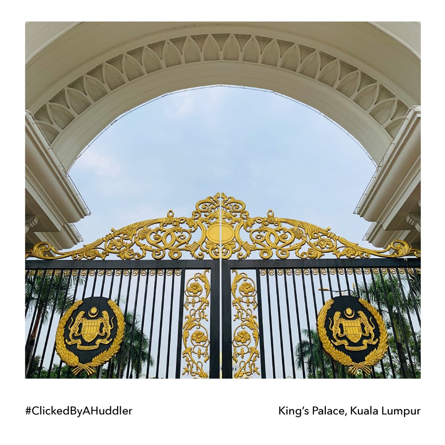 A marvel in construction with its golden domes and Islamic-style architecture, the King's Palace at Kuala Lumpur was a beautiful part of the sightseeing itinerary. #KingsPalace #KualaLumpur #Malaysia #ClickedByAHuddler #Travel #LifeBeyondWork #TravelPhotography #Architecture #TB