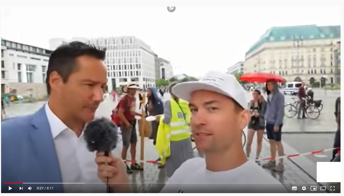 SvenIsHell's tweet photo. Thorsten "Pegida" Schulte behauptet in einem Video, dass "Polizisten" ihm gegenüber von "mehrere[n] Hunderttausend" Teilnehmenden gesprochen haben sollen. 
#dd0208 #dd0108 
@polizeiberlin https://t.co/0OdvRwsSyG