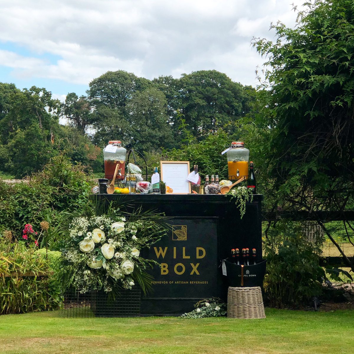 Lovely little set up yesterday🍸🍸🍸
Our DIY bar with a keg, fizz, gin and cocktails, what more do you need? We set it up and all you do is serve. 
The perfect addition to your smaller special events 🖤
#diybar #horseboxbar #popupbar #tatlertiestheknot #tatlermagazine