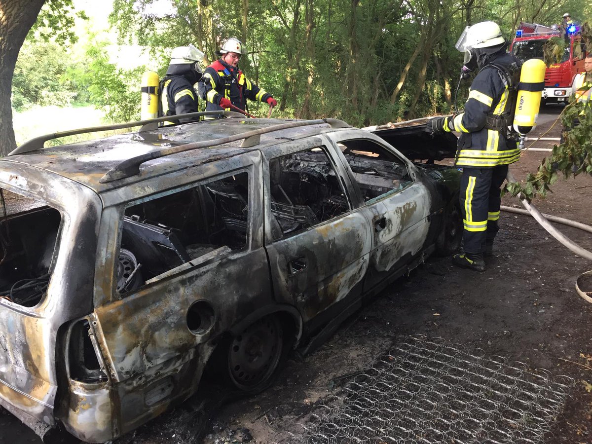 Am Nachmittag rückten wir zu einem PKW in Vollbrand in Vorwerk aus. Mit einem C-Rohr wurde der Brand gelöscht. Auslaufende Betriebsstoffe und Löschwasser wurden aufgefangen, ein Eindringen in das Kanalnetz und Erdreich verhindert. Im Einsatz: 3 Fahrzeuge der FF Celle-Hauptwache