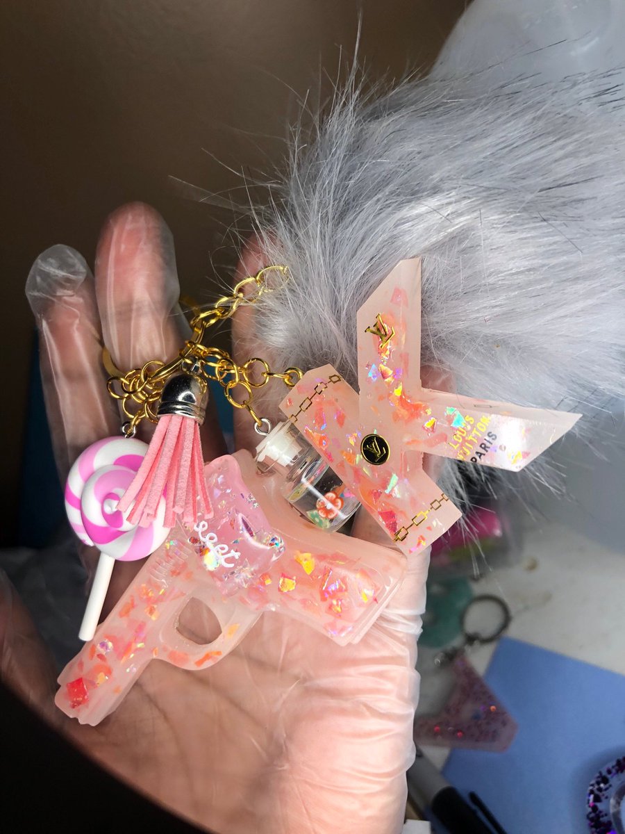 ashlynjdixon's tweet photo. Excited to share this item from my #etsy shop: Gun Extra Keychain W/ 1 Initial #jewelrymaking #letterkeychains https://t.co/iIMATpBqkB 💕 https://t.co/5bpR4ZUeKl
