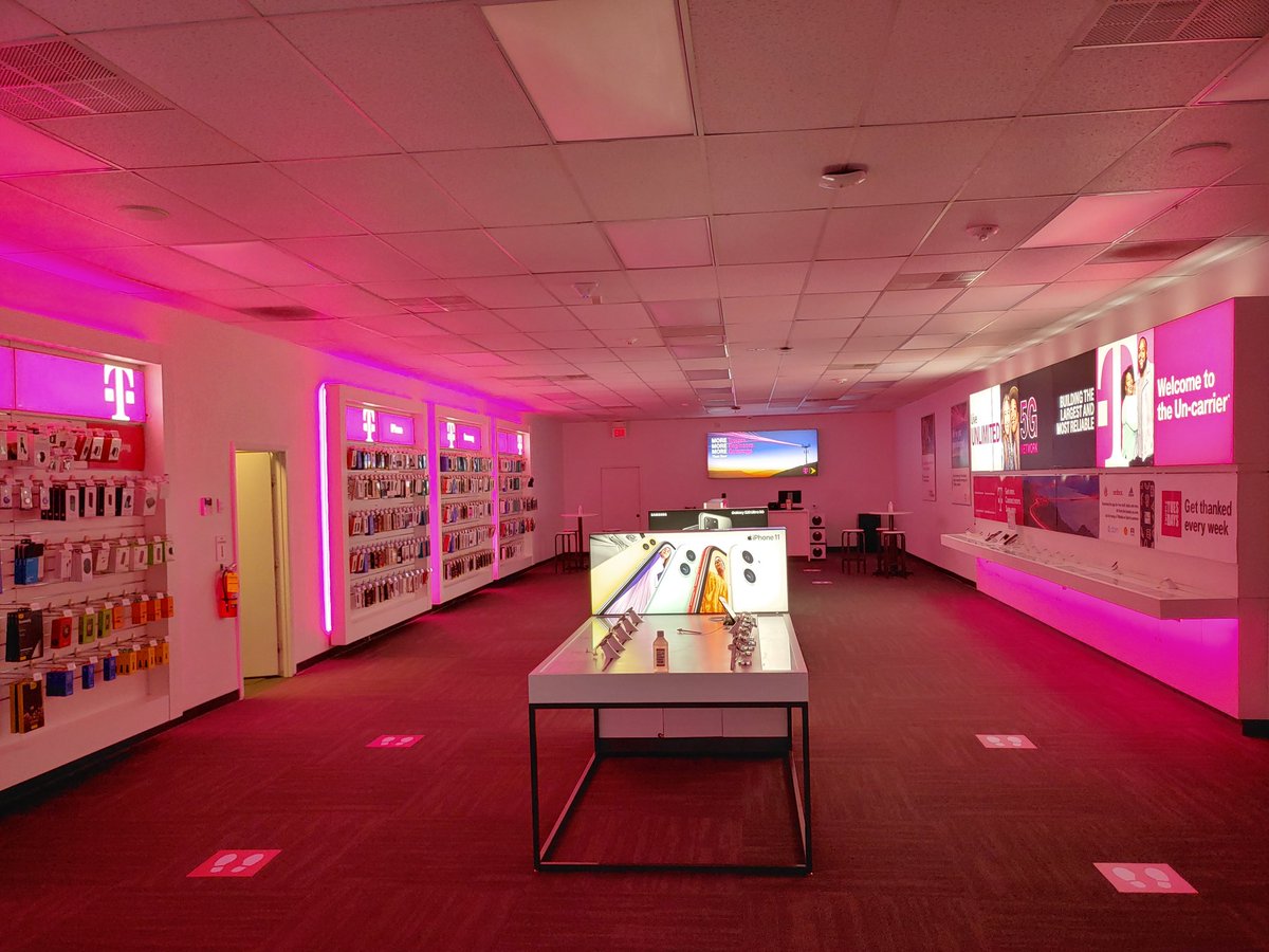 DTDawgs's tweet photo. #WeAreTMobile set up night completed at Downtown Omaha!! @JonFreier @mirandajostark https://t.co/3zlStorQe6