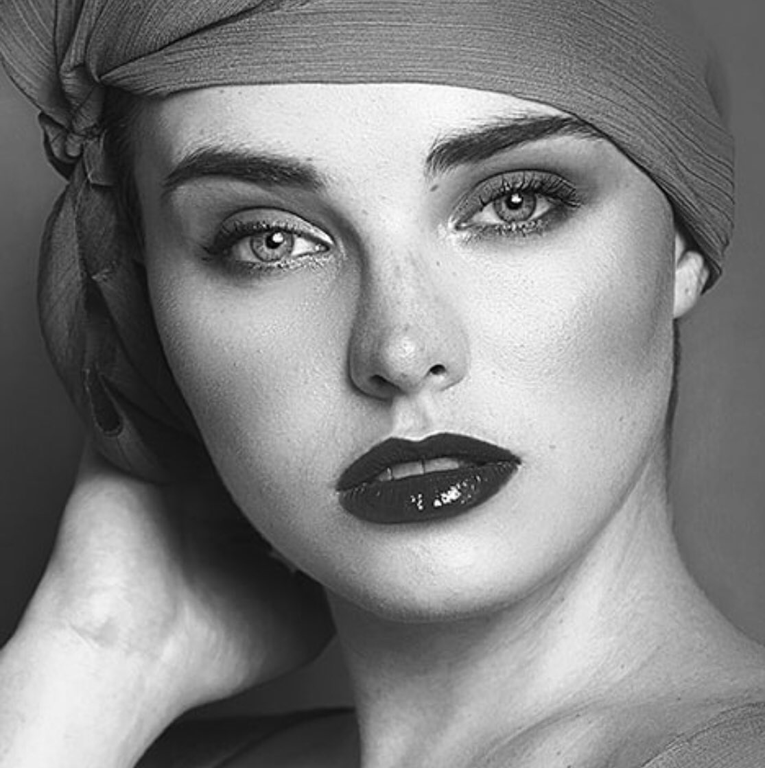 Belleza en blanco y negro
Editorial Colorful Life, muy pronto en Assuré Magazine

Modelo: @emilianadeoliveira 
MakeUp: <a href="/marmengol/">Marc Armengol</a>.makeup 
Estilismo: <a href="/rocky_demon/">Rocky Demon</a> 
Foto: <a href="/saraiglesias_/">Sara Iglesias</a> 
#portrait #estilismo #moda #style #blackandwhitephotography #magazine #editorial #rockydemon