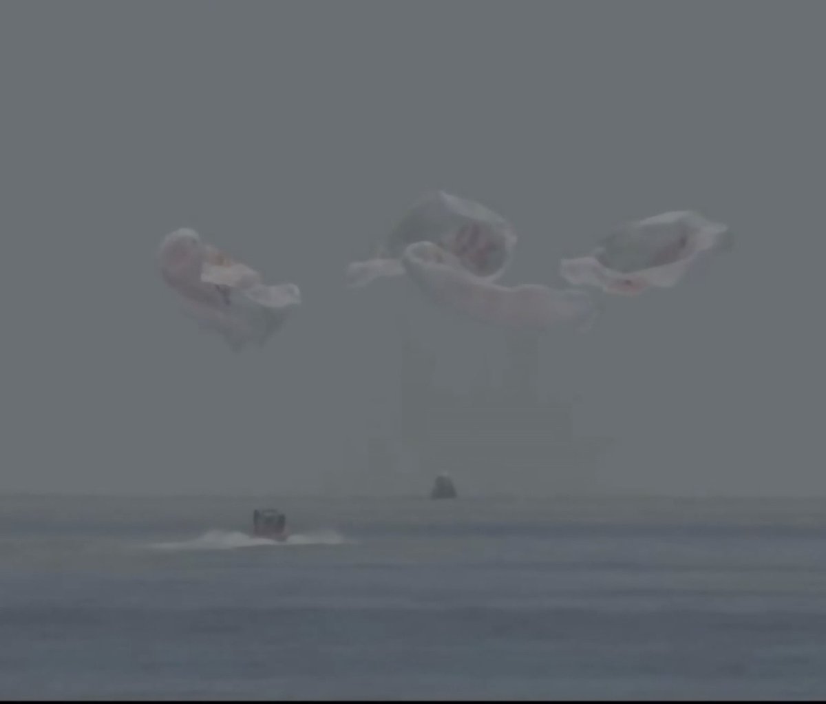 Astro_Cady's tweet photo. 4 chutes and #Splashdown! Wow – how was THAT???!! So exciting -- but hard for us here on earth to wait and watch!!! Welcome home Bob and Doug -- and Congratulations to @NASA and @SpaceX for a job well done! #DragonSplashDown https://t.co/vQxbguxGGE https://t.co/fmcMfpADMZ