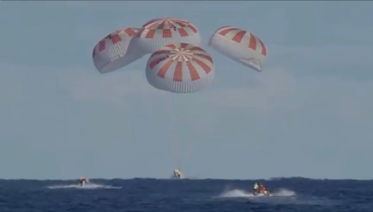 matrixband's tweet photo. Decades since we have seen this. #Spashdown #SpaceX #NASA #USA https://t.co/B6hSKvHBHp