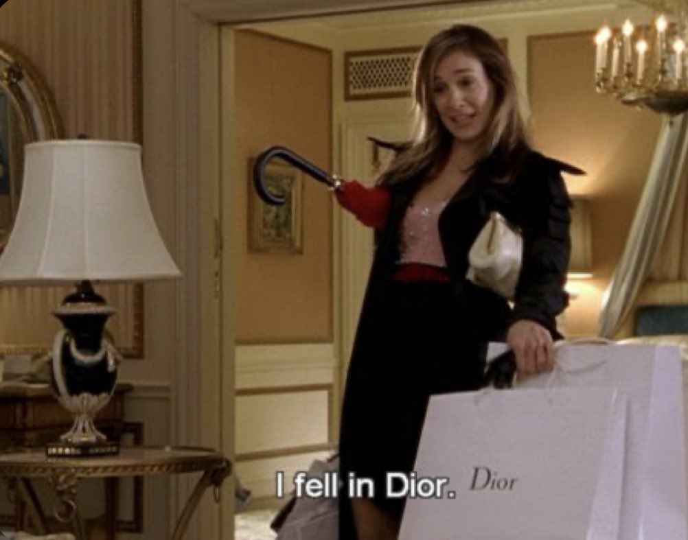 SarahVoguee's tweet photo. Carrie Bradshaw In Paris. https://t.co/YaBhC0NME1