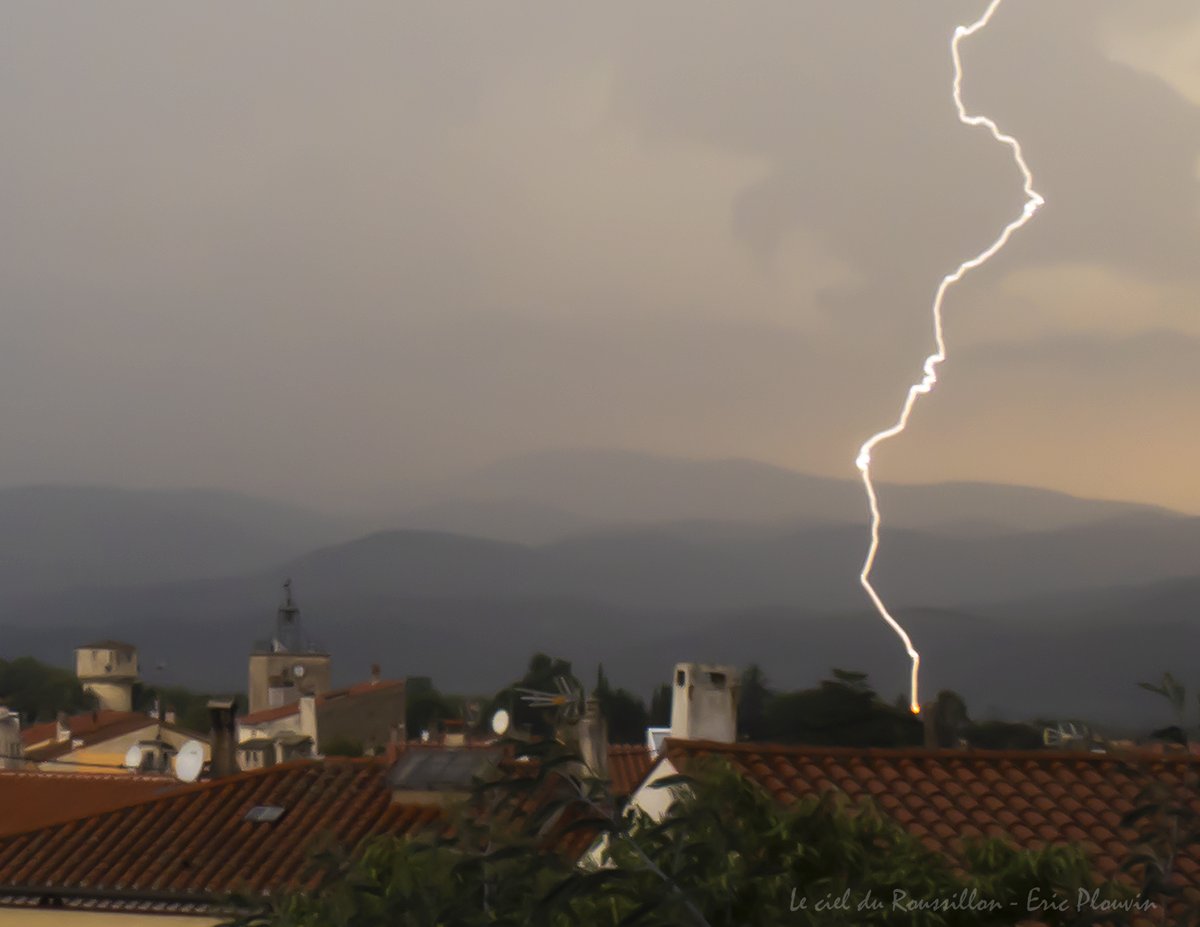 CielRoussillon's tweet photo. #Orage sur #Maureillas #Vallespir #PyrénéesOrientales #France - Le 01/08/2020 #LecielduRoussillon
@MeteoLanguedoc @Meteo_Pyrenees @KeraunosObs @ExtremeMeteo @Lameteo_org @Meteovilles @meteofrance @StormchaserUKEU @ExtremeMeteo @ThePhotoHour https://t.co/cnDwuGRjgp