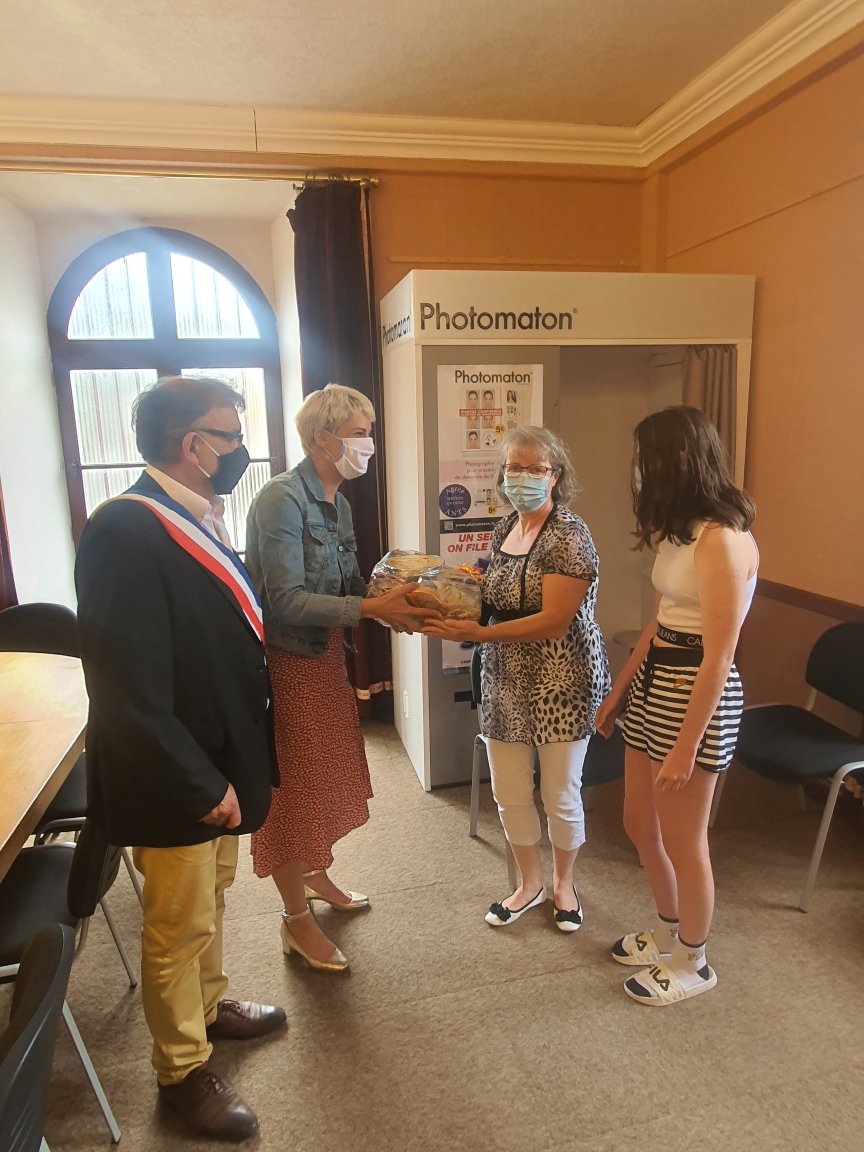 sacombette's tweet photo. Arrivée et installation d' une deuxième famille d'aidants à #SallesCuran. Des moments très émouvants! Merci et bonnes vacances à eux ! Merci aux hébergeurs qui ont témoigné de leurs générosités et de leurs reconnaissances. #territoiressolidairesdavenir @CatherineIbled https://t.co/UIzJL0luF9