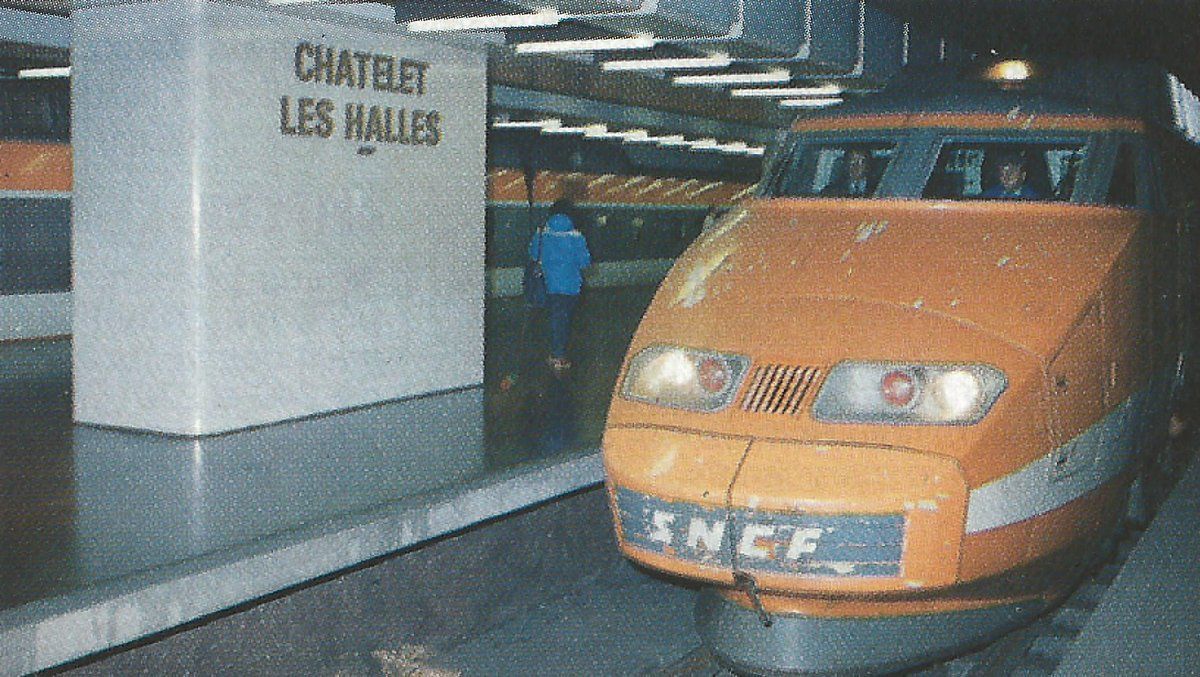 aspcrf's tweet photo. BONUS : toujours dans le registre des circulations étranges, que dites-vous de ce duo de rames TGV à Châtelet-les-Halles ? Et selon vous, quand cette photo a-t-elle été prise ? À vous de deviner ! https://t.co/GNwF155pXM