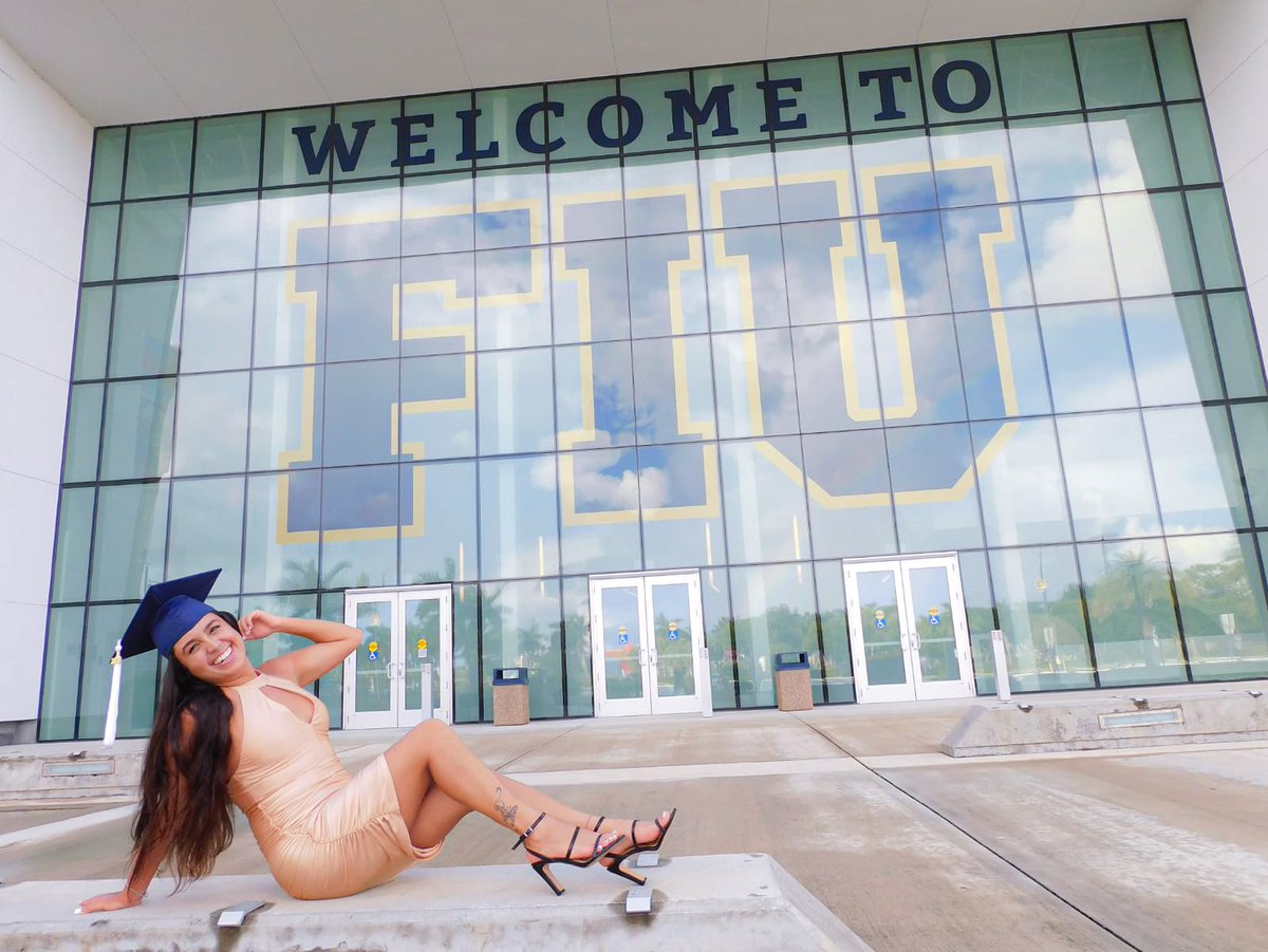 daniwani_'s tweet photo. Officially an FIU Alumni 👩🏻‍🎓 I am so excited for the journey ahead of me, congrats to class of 2020 🙏🏻 #Classof2020 #onedegreehotter https://t.co/6zmLPHQNYv