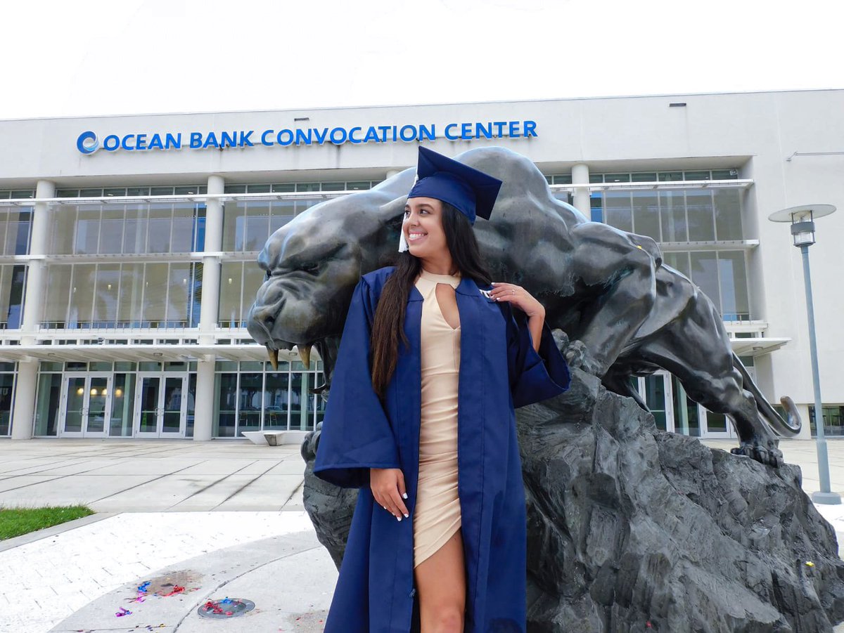 daniwani_'s tweet photo. Officially an FIU Alumni 👩🏻‍🎓 I am so excited for the journey ahead of me, congrats to class of 2020 🙏🏻 #Classof2020 #onedegreehotter https://t.co/6zmLPHQNYv