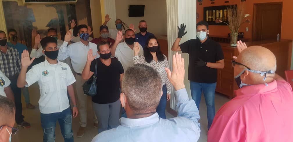 VictorVelasqzAD's tweet photo. ¡@ADemocratica cuenta con una juventud de pasos firmes! 

Hoy me enorgullezco de portar esas grandes siglas en el pecho, de dos históricas letras y la antorcha en el medio: AD. 

Con la frente en alto, asumiendo con mucha valentía el rescate de la institucionalidad partidista. https://t.co/9zHx1t4fOs