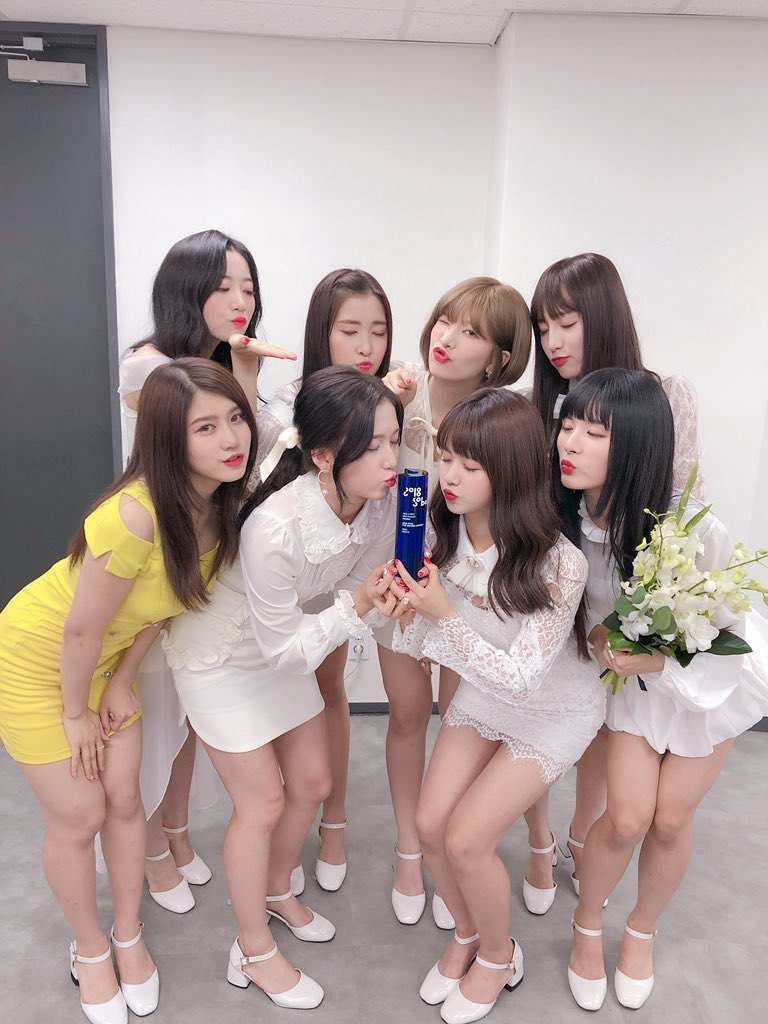 remember when the girls won ROTY at the soribada awards?  #2YearsWithNATURE