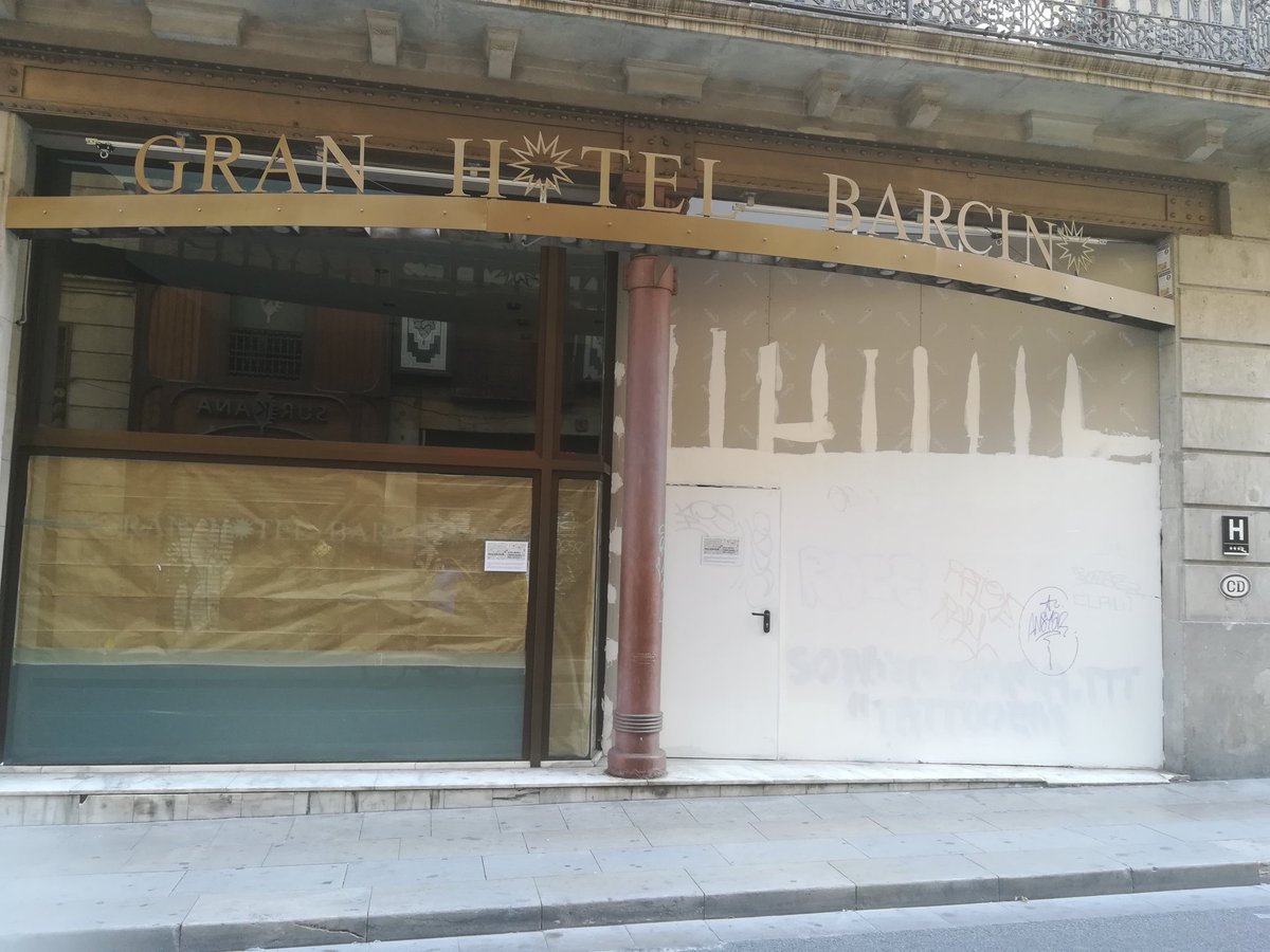 El monstre amb peus de fang del centre de Barcelona va morint setmana rere setmana. La imatge d'hotels tapiats s'estén per Ciutat Vella i l'Eixample. Les fotografies són d'avui 2 d'agost a les sis de la tarda. 👇👇👇