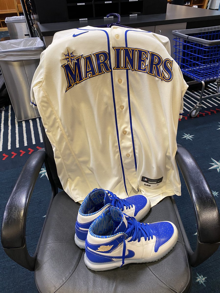 tai_walker's tweet photo. Sunday Uni’s 🔥🔥🔥@Jumpman23 @Mariners https://t.co/U7Io3rMWtU