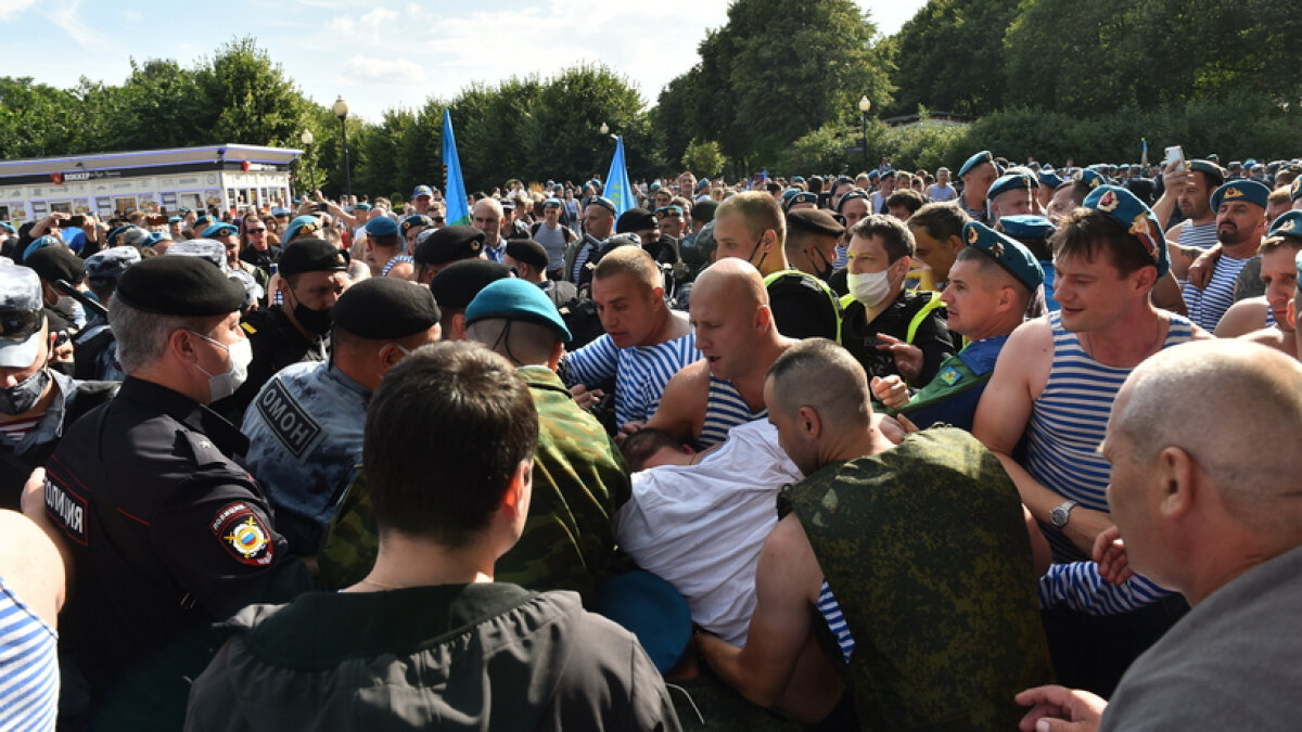 Отметили праздник хорошей дракой в Парке Горького. Мушкетеры против 