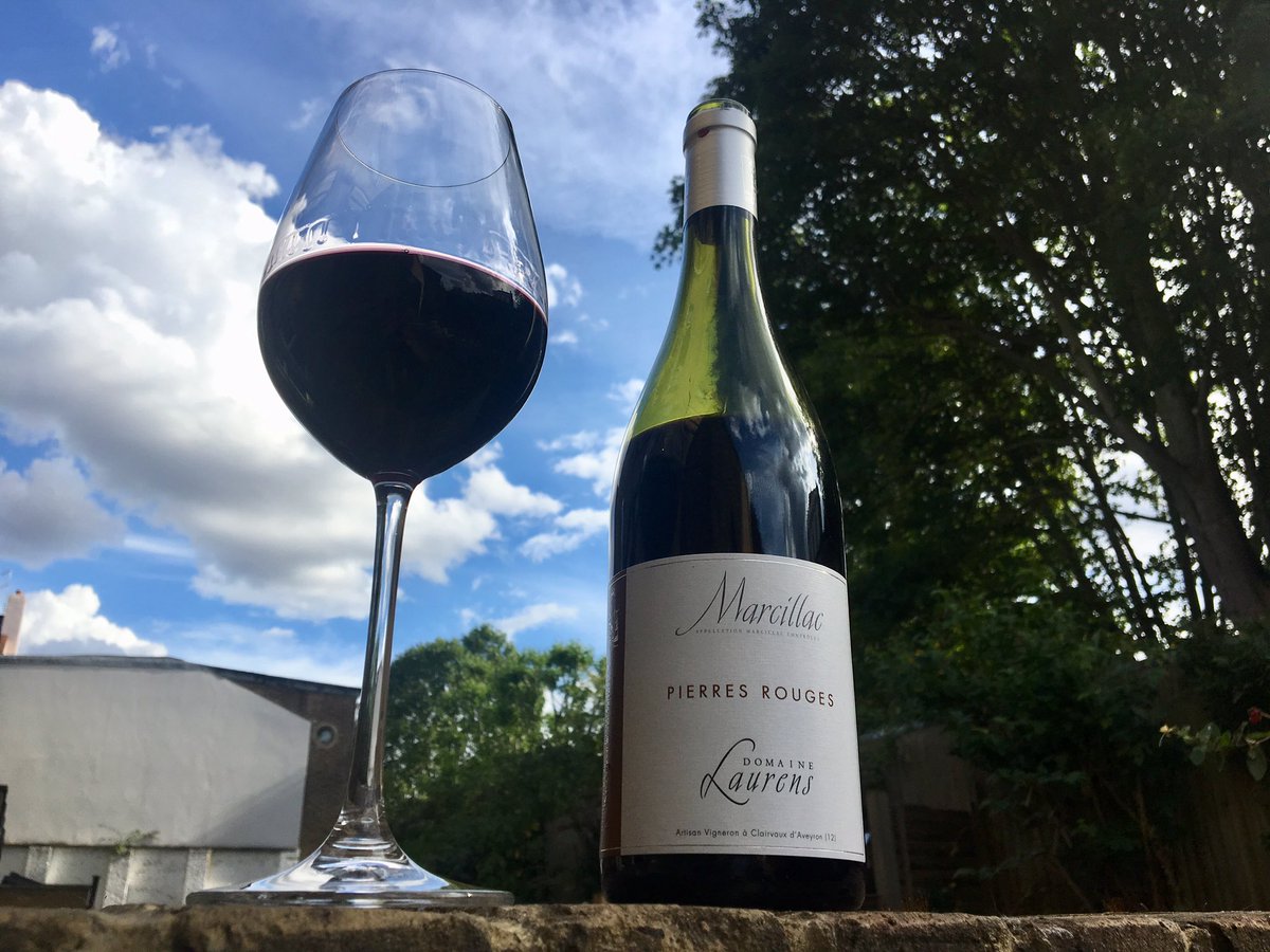 MarkCapra's tweet photo. #currentmood is #chilledred so picked out this #Marcillac 🇫🇷 with the aid of my #cellarcat 😉.
🍇 #FerServadou (#Mansois)
👀 Delightful colour with ruby highlights with 👄 summer fruits - strawberry 🍓& blackberry - with a spicy 🌶 and iron finish #sundaysips https://t.co/TsTOSGoM20