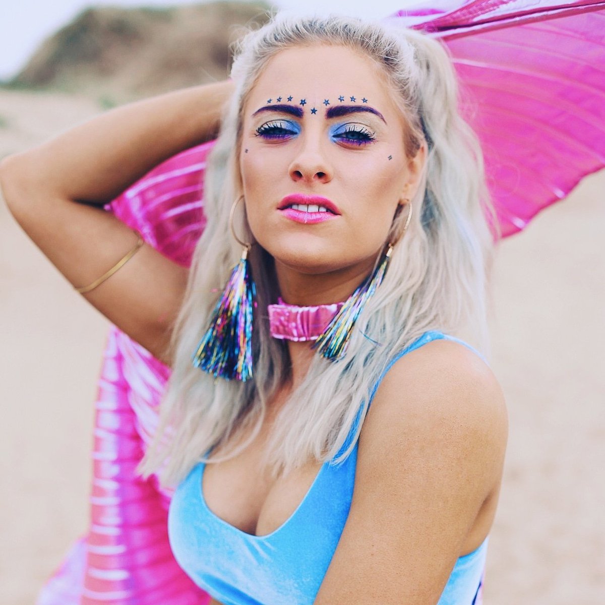 Gottshot's tweet photo. Taking a trip down memory lane with last year's festival look! It's probably one of my favs ever. Can't wait to create this years!
. 
Make up: @Avon_UK
Wings: @OfficialPLT
Bikini: @hm
Earrings: @Topshop
. 
#festivalmakeup #festivalhair #festivalfashion #faceyourart #sundayvibes https://t.co/ASqGjZiGqx