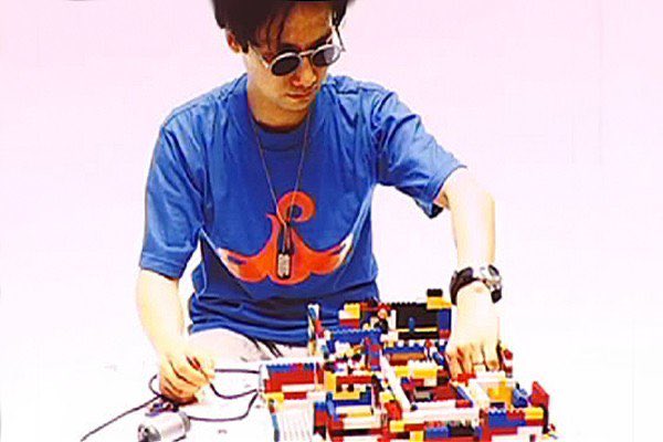 davidhoang's tweet photo. During the development of the 1998 game Metal Gear Solid, Hideo Kojima used LEGO blocks to design the levels as the game introduced three dimensional space.

When you innovate, you have to rethink how you design, often by subverting existing tools.

https://t.co/jdNDzlJWO6 https://t.co/Cr1N1rSMsG