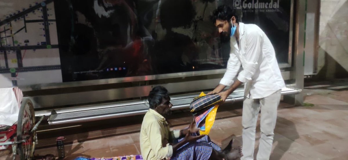 HARISHAZAD7's tweet photo. Karyakartas of ABVP Vijayawada have been distributing a kit of essentials including blanket, towel, trouser, T-shirt and other stuff amongst the homeless people taking shelter on the roadside near the Benz Circle of Vijayawada.

#ABVPForSociety
#ABVP_ANDHRAPRADESH https://t.co/OVmsvmWHZ7