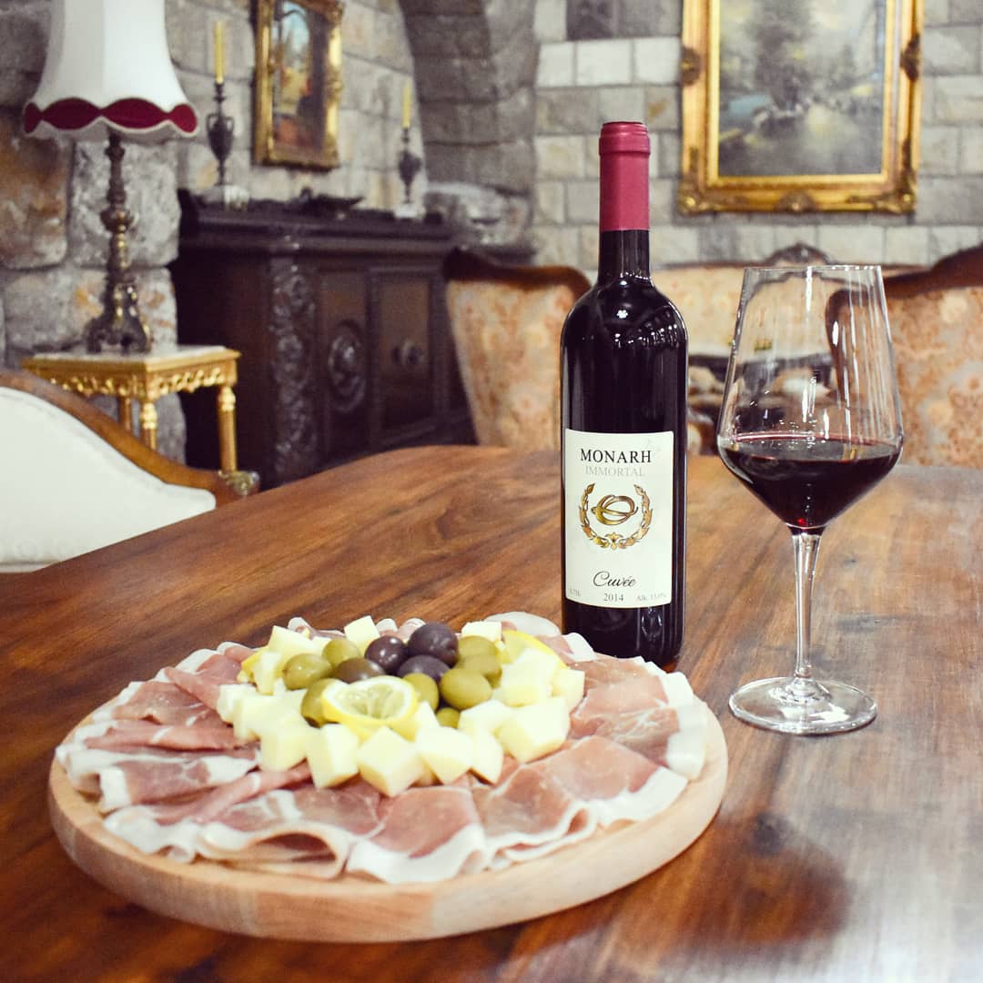 Idealan par za nedeljno popodne. 🍷
-----------
Ideal pair for a Sunday afternoon. 🍷

#pikoplenac
