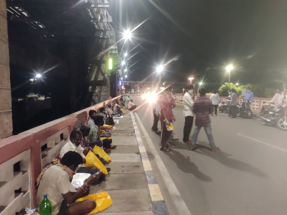 HARISHAZAD7's tweet photo. Karyakartas of ABVP Vijayawada have been distributing a kit of essentials including blanket, towel, trouser, T-shirt and other stuff amongst the homeless people taking shelter on the roadside near the Benz Circle of Vijayawada.

#ABVPForSociety
#ABVP_ANDHRAPRADESH https://t.co/OVmsvmWHZ7
