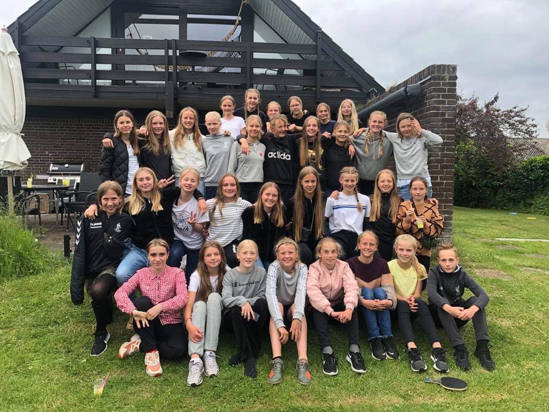LysengPiger's tweet photo. Lysengs U14-piger slog i dag ASA’s U15-piger 2-0 i en træningskamp. Pigerne har endnu tre uger til turneringsstart, men det lover allerede nu godt for efteråret ⚽️🦊✌️

#voreslyseng #lysengpiger #lysengpiger2007 #lysengpigeru14 #iflyseng #weplaystrong #fodboldforpiger #ræven https://t.co/IdA9XZWX1Z