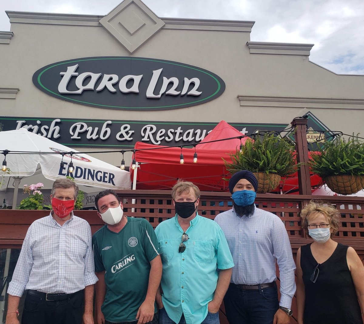 tarainnirishpub's tweet photo. You never know who will stop by at the Tara. Provincial Minister of Small Business Prabmeet Sarkaria, Toronto Mayor John Tory and Councilor/Budget Chief Gary Crawford and Tamara Hermann with our Steve Brewster.  Nice pic https://t.co/sy82xnBfOj