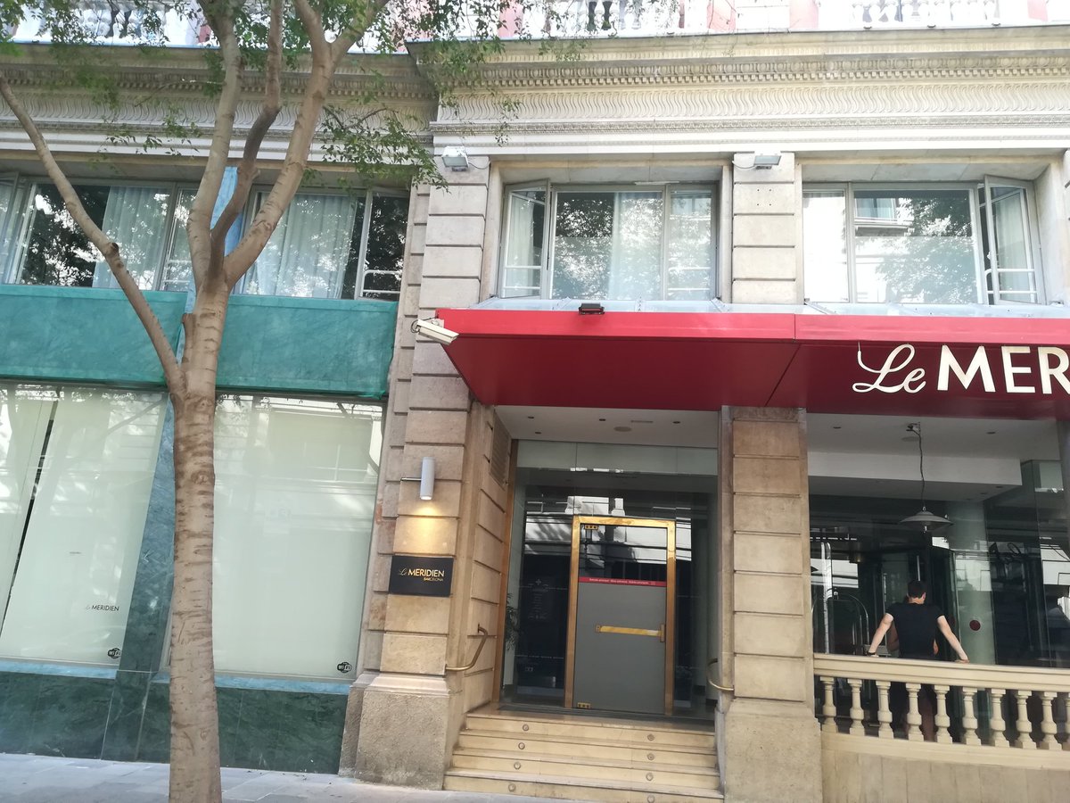 I malgrat tot o gràcies a tot plegat s'hi obre camí la vida. Veïnat jugant als escacs a Sant Antoni, criatures banyant-se a la font de la plaça Reial, una parella aprofitant el vestíbul buit de Le Meridien per estimar-se, les botigues de queviures del tot obertes. El barri hi és.