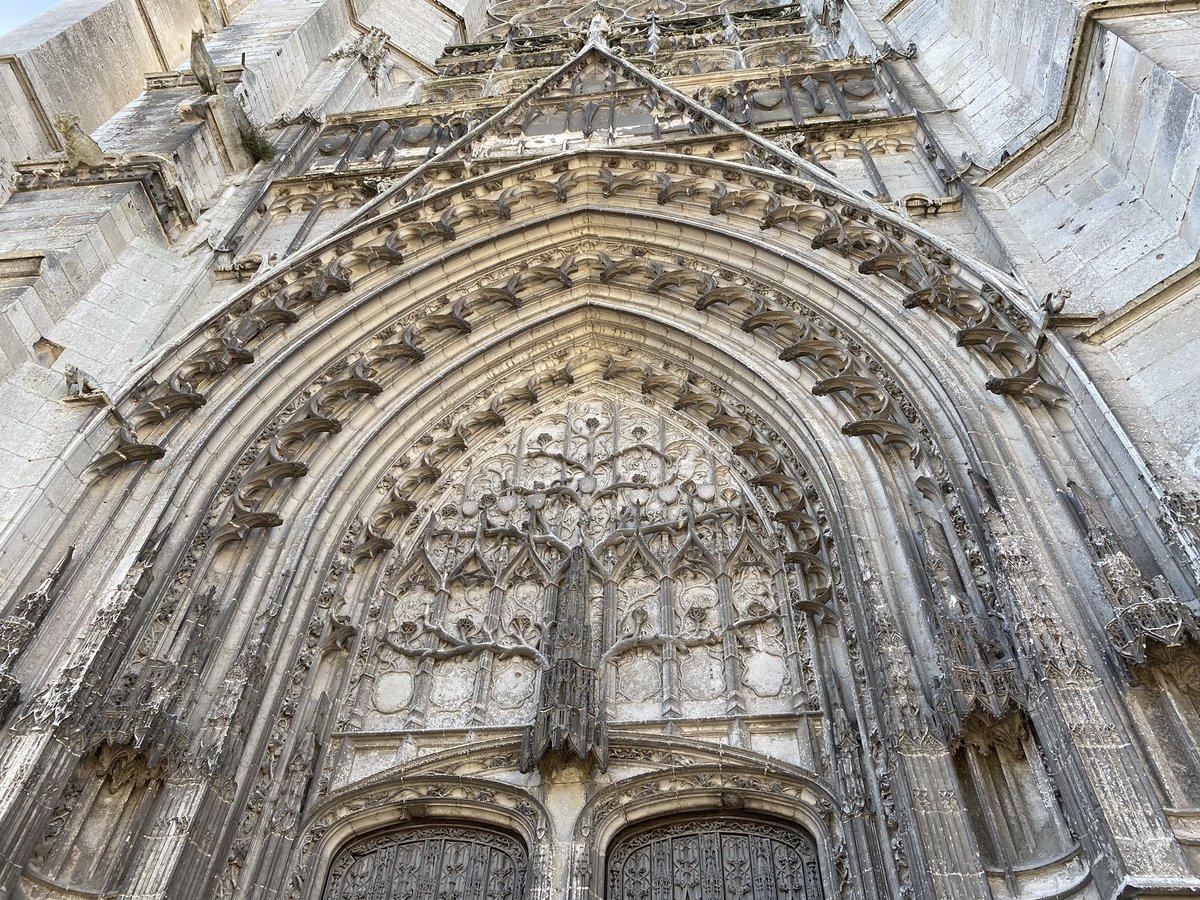 Gough_Janet's tweet photo. Recently spotted several #TreeofJesse works in churches: stone & glass window c1340 @DorchesterAbbey, 1240s stained-glass Lady Chapel Beauvais Cathedral & in 13C stained glass in the Lady Chapel, Le Mans Cathedral & perhaps 16C stone N portal at Beauvais? Love to see others? https://t.co/XQGo3ngfI4