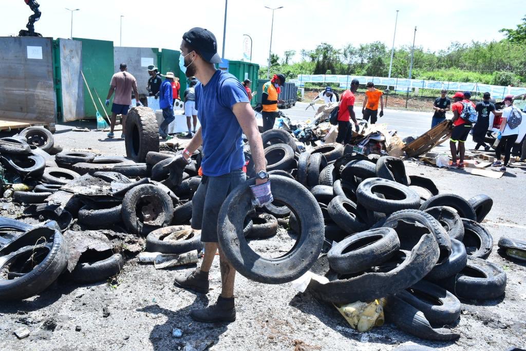 baiemahault's tweet photo. #CleanMyJarry • #TousEngagés | Ce Dimanche, plus de 800 participants se sont mobilisés pour l’opération de nettoyage « Clean My Jarry » initiée par l’association #CleanMyIsland. https://t.co/bzf8pOKAKr