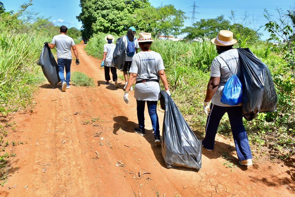 baiemahault's tweet photo. #CleanMyJarry • #TousEngagés | Ce Dimanche, plus de 800 participants se sont mobilisés pour l’opération de nettoyage « Clean My Jarry » initiée par l’association #CleanMyIsland. https://t.co/bzf8pOKAKr
