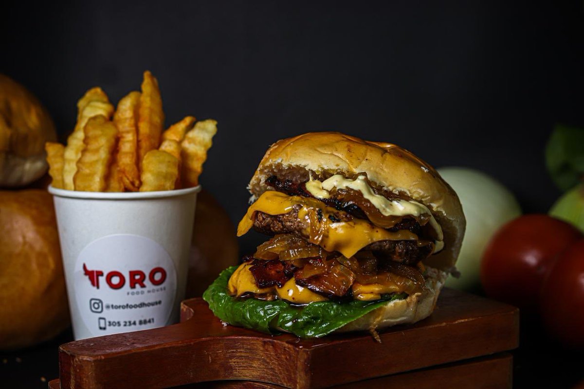 torofoodhouse's tweet photo. Segundo día del mes 🤔
¿Que tal si te das la oportunidad de disfrutar al doble tu #ToroBurger? 🍔💥
Con la Sweet Double-Double Burger puedes hacerlo. Pide tu burger hoy, vive la experiencia #ToroEnCasa 

IG📱: @torofoodhouse
    🛵: @rappicolombia
    📲: 3052348841 (Whatsapp) https://t.co/XwXnz4ao8d