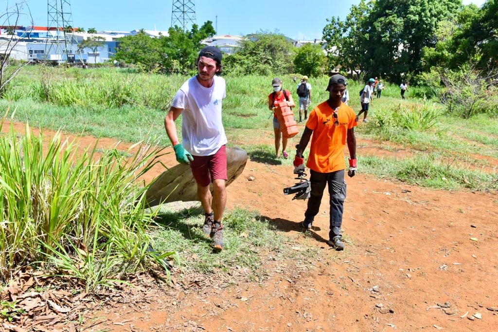 baiemahault's tweet photo. La Ville de Baie-Mahault, partenaire actif de cette action citoyenne salue l’initiative portée par une association - #CleanMyIsland - essentiellement composée de jeunes et encourage tout un chacun à être sensible à la préservation notre environnement en adoptant les bons gestes. https://t.co/ywUxUVO8sE