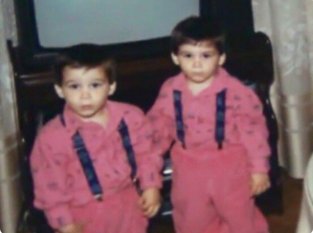 L’11 febbraio 1987 a Montril in Andalusia(Spagna) nella provincia di Granada, nacquero due gemelli: Juan Miguel e José Maria Callejón Bueno. I due crescono in un quartiere omonimo, Callejón, ma non c’è alcun collegamento.