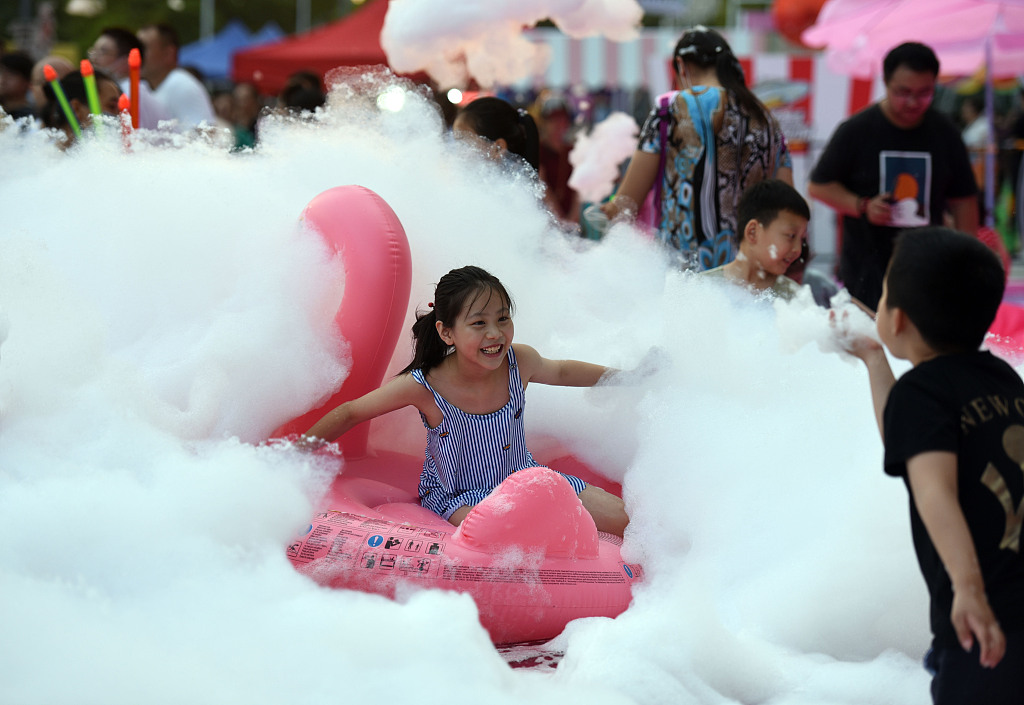 cgtnenespanol's tweet photo. Recientemente, se inauguró en Wanda Plaza el primer Festival Pink Beach de Huai'an en 2020 en #Huai'an, #Jiangsu. Proyectos de diversión como playa rosa, fiesta de carnaval de espuma y parque infantil hacen felices a los niños en el verano. #China https://t.co/Oo4brYYtCD