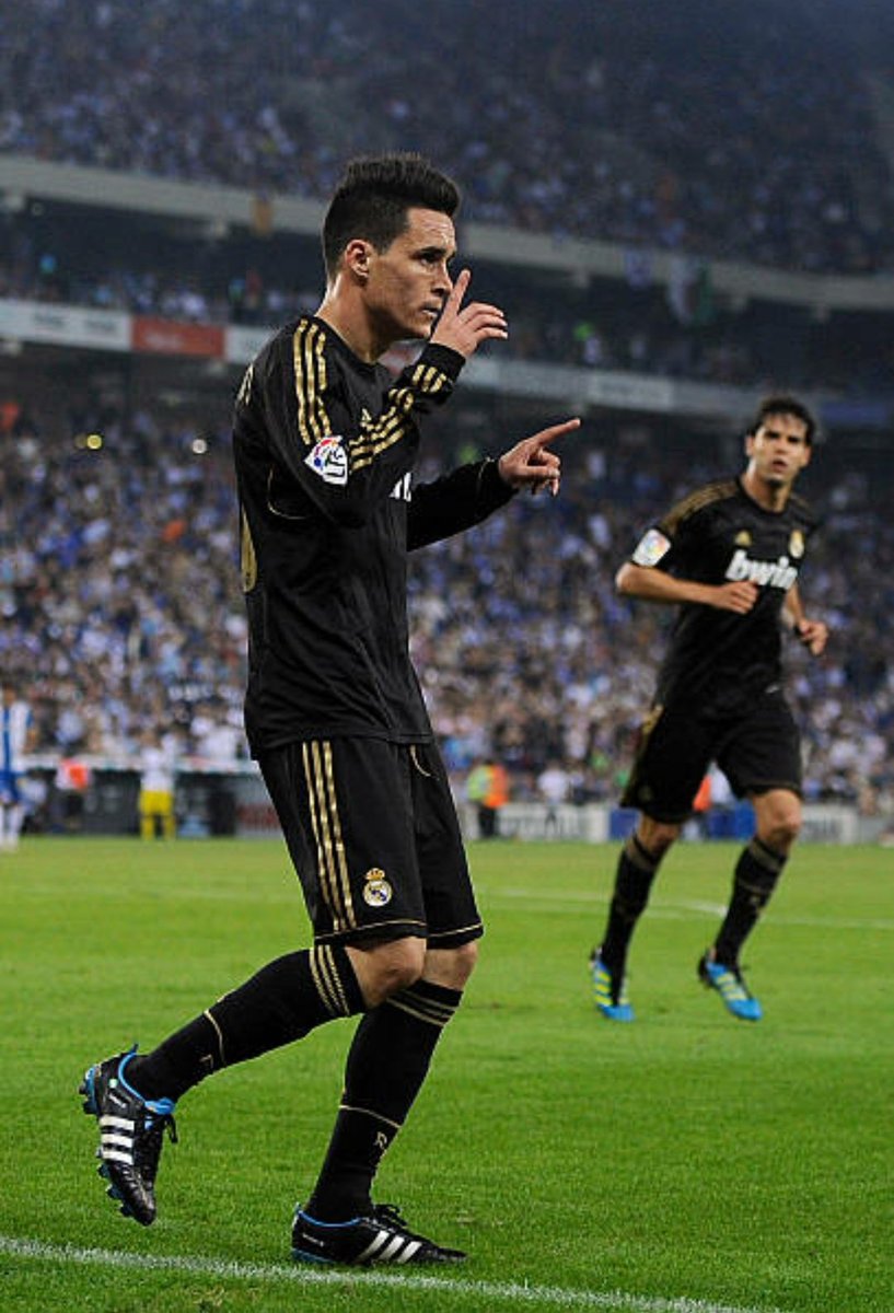 Maggio 2011 torna al Real Madrid firmando per una cifra di 5,5 milioni di euro. Il 2 ottobre segna il suo primo gol con la maglia del Real nella vittoria per 0-4 proprio contro l'Espanyol. José decise di non esultare ricevendo in cambio una standing ovation dagli ex tifosi.