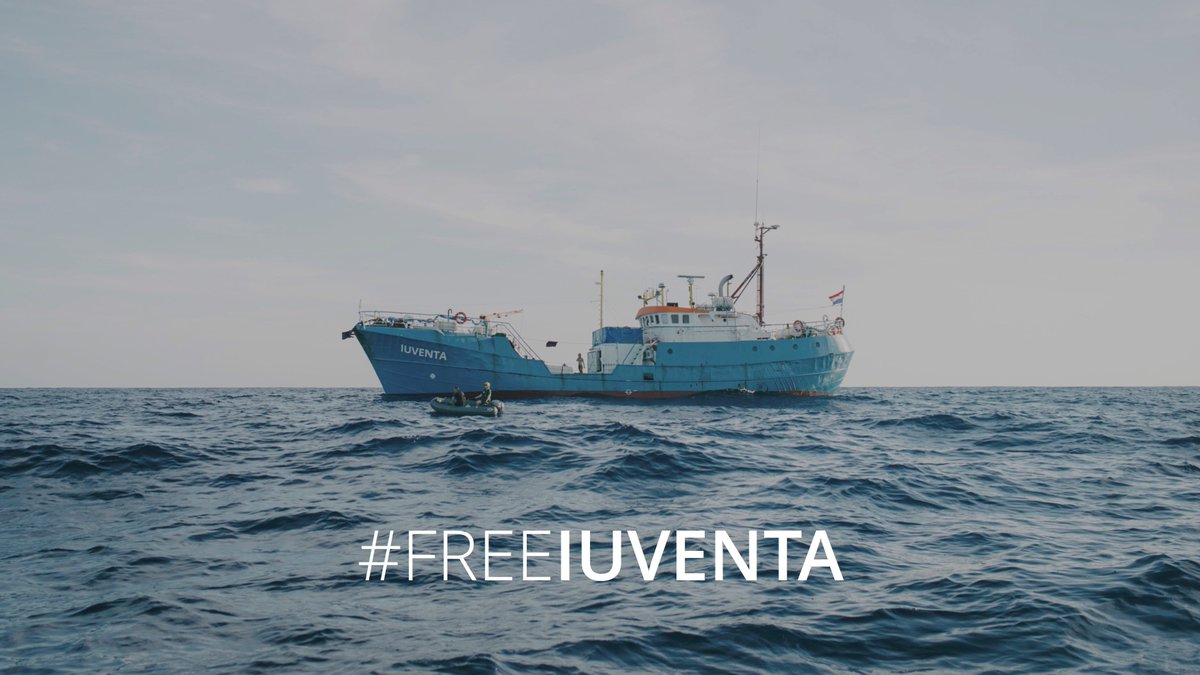 Heute vor 3 Jahren wurde die #IUVENTA in Italien beschlagnahmt und ist es bis heute.

Damals waren bis zu 13 zivile Rettungsschiffe im Einsatz.

Heute:
Seit über drei Wochen ist kein einziges Rettungsschiff mehr im zentralen Mittelmeer.

#freeIUVENTA