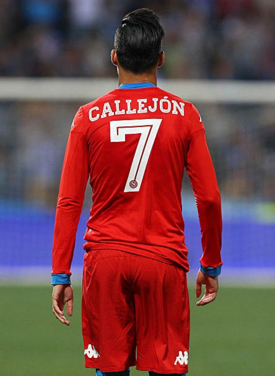 L'11 luglio 2013 passa a titolo definitivo al Napoli, insieme ad Higuaín, per circa 10 milioni di euro. L'attaccante spagnolo, con personalità, ha subito scelto di indossare la maglia numero 7, appartenuta fino a pochi mesi prima al “mostro sacro” Edinson Cavani.