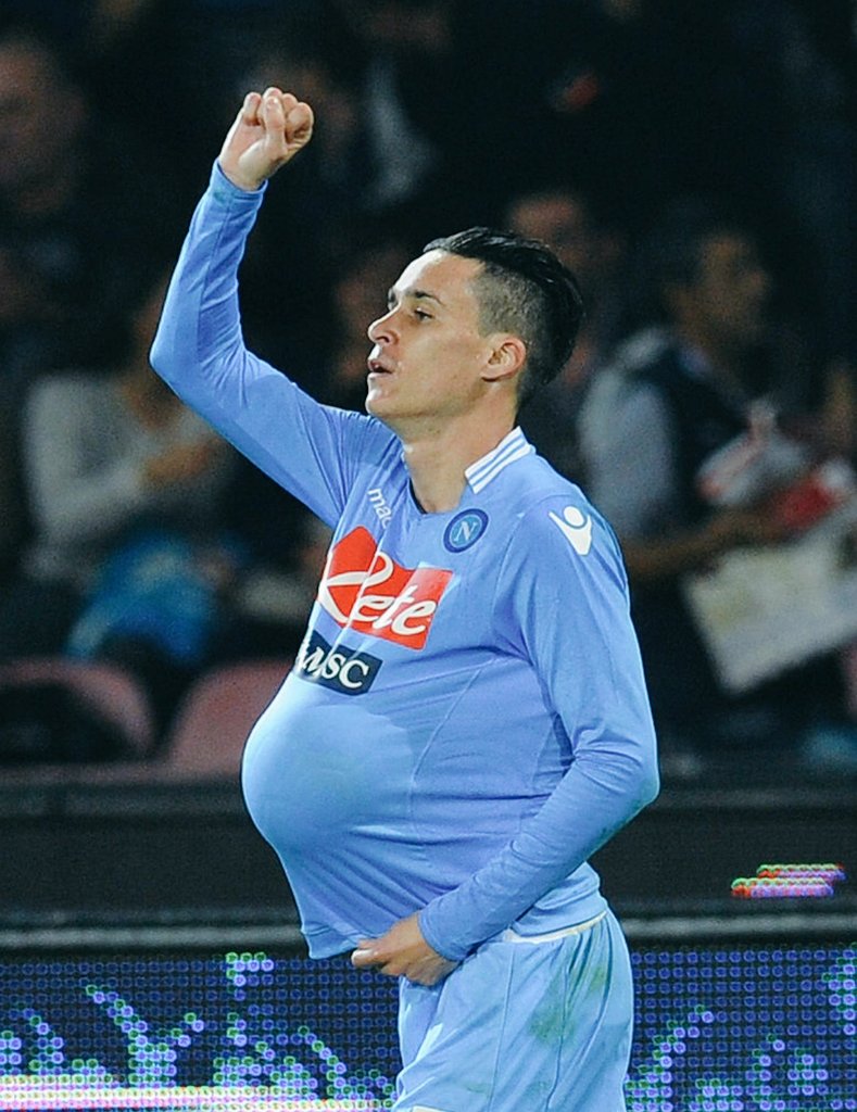 Nel 2014 comincia la sua seconda stagione al Napoli realizzando 7 gol nelle prime 8 giornate di campionato. Il 22 dicembre nonostante l’errore dal dischetto, vince la Supercoppa italiana contro Juventus. Durante quest’anno nasce sua figlia India.