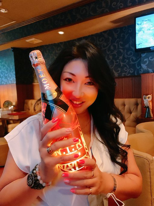 先週末、お店で名写メラマンに撮って貰いました😁 この日は、シャンパン呑みすぎた🍾  二時間半後ゴルフ⛳️🏌️&zwj;♀️で支度しなきゃなのに、ノンアルのせいか、全然眠れないっ💧 #赤坂ビッグベンセカンド #シャンパン大好き<a href="/tag/%E8%B5%A4%E5%9D%82%E3%83%93%E3%83%83%E3%82%B0%E3%83%99%E3%83%B3%E3%82%BB%E3%82%AB%E3%83%B3%E3%83%89"class="tags">#赤坂ビッグベンセカンド</a><a href="/tag/%E3%82%B7%E3%83%A3%E3%83%B3%E3%83%91%E3%83%B3%E5%A4%A7%E5%A5%BD%E3%81%8D"class="tags">#シャンパン大好き</a>