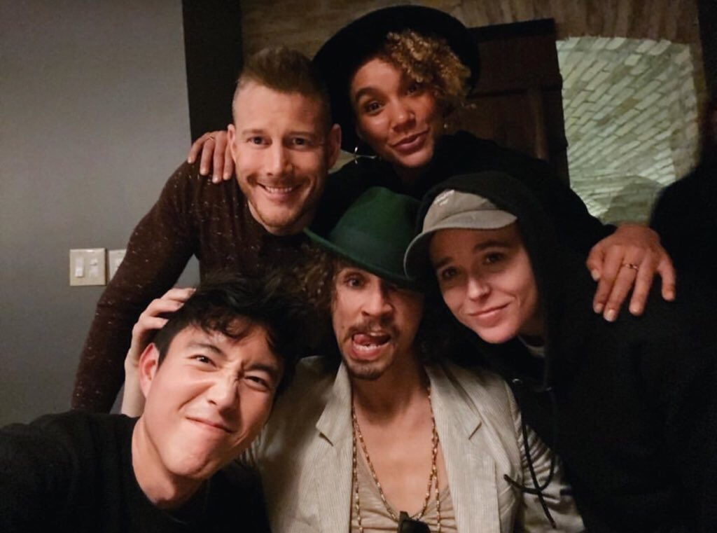 kIauslovebot's tweet photo. tl cleanse here are pictures of the cast being adorable #UmbrellaAcademy https://t.co/Jwx4n3gLax